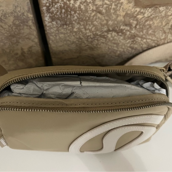 🚨🚨SOLD🚨🚨Lululemon belt bag trench with opal logo NWT - Picture 11 of 13